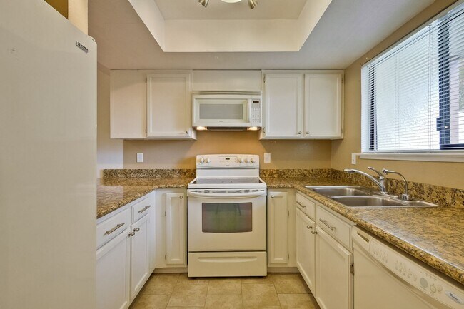 Building Photo - Popular Woodside Commons at Its Finest.