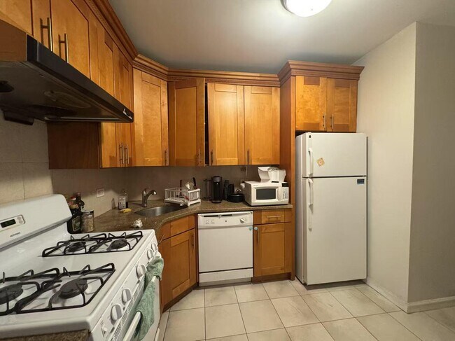 Building Photo - 45 River Dr S