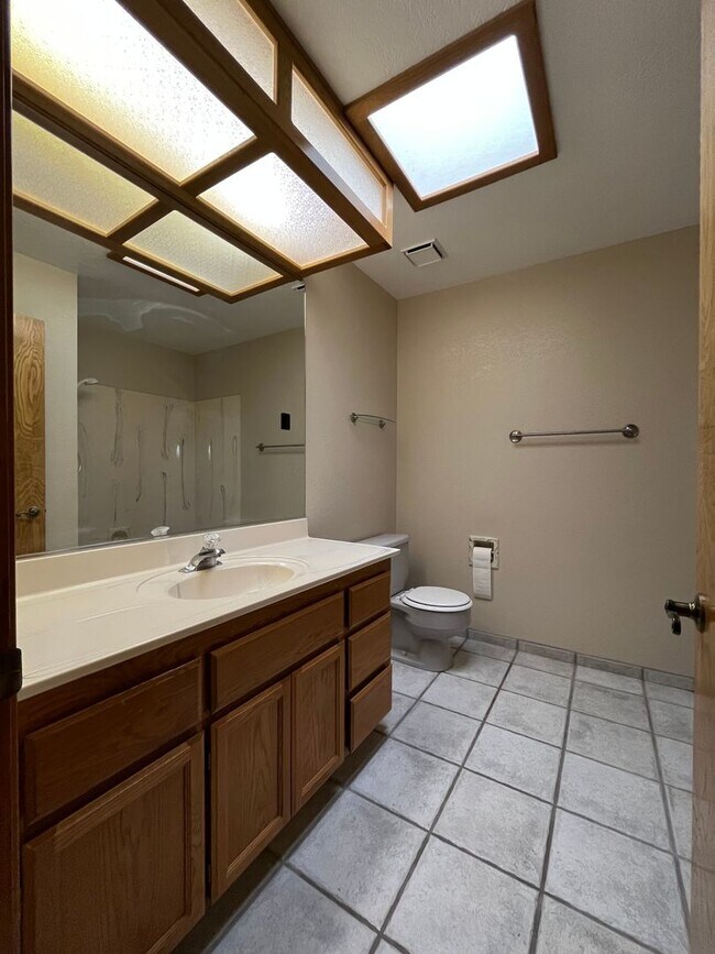 Building Photo - Beautiful 3 bedroom 2 bathroom home in App...