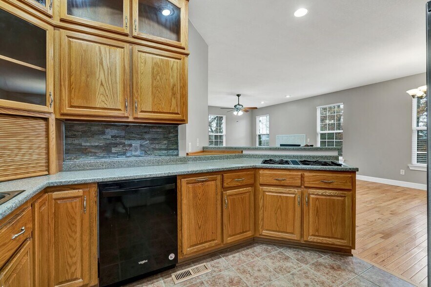 Building Photo - 140 Glenda Dr