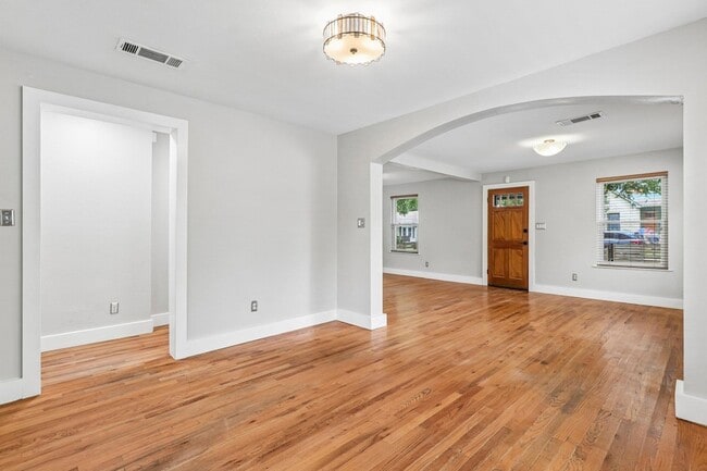 Building Photo - 4315 Bellvue Ave
