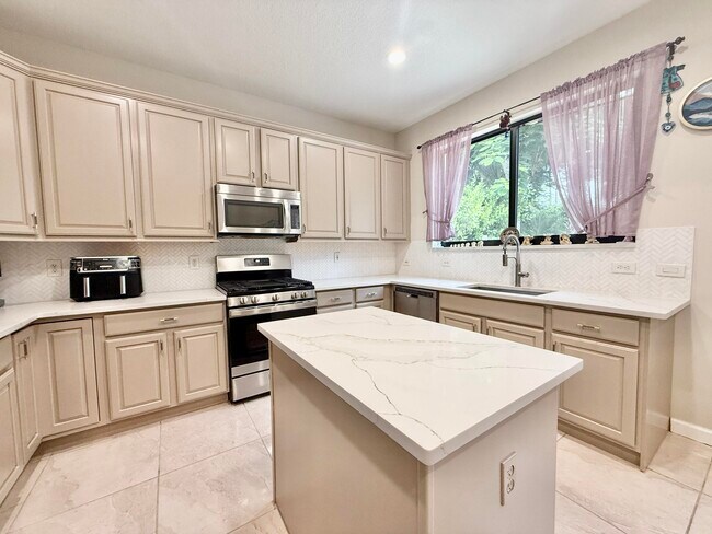 Building Photo - 212 Lone Pine Dr