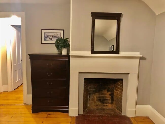 Building Photo - 40 Russell St