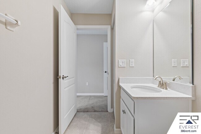 Building Photo - FULLY FENCED, LIKE NEW 4/3/2 ON A QUIET CUL-DE-SAC