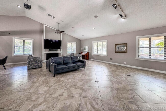 Building Photo - 3362 Lucerne Park Dr