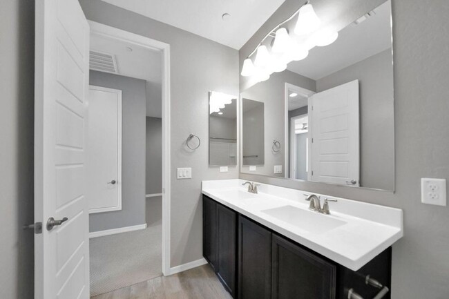 Building Photo - LUXURY TOWNHOME IN PNORTERRA WITH COMMUNIT...