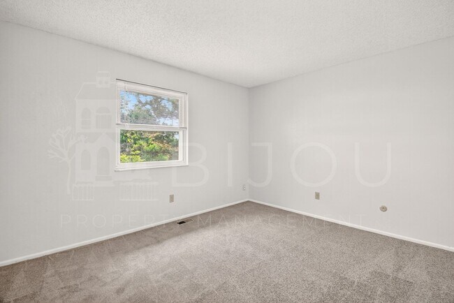 Building Photo - NEW Carpet and Paint!!!