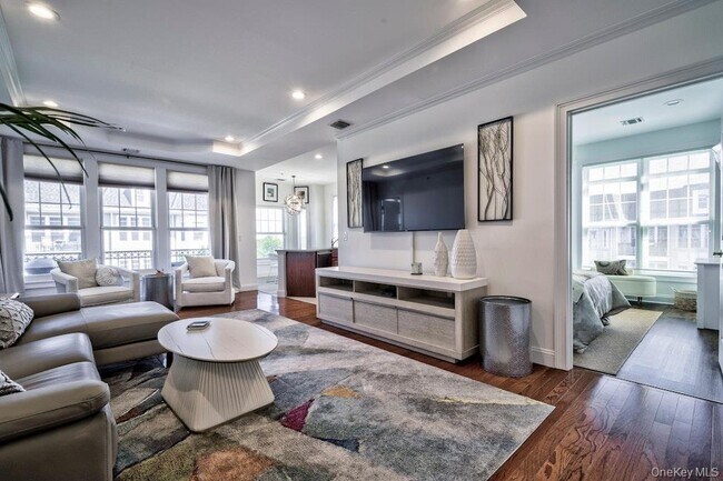 Building Photo - 323 Roosevelt Way