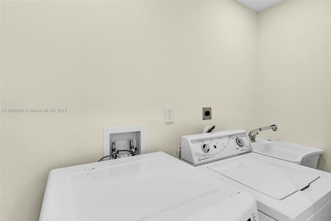 Building Photo - 1510 Coolidge St