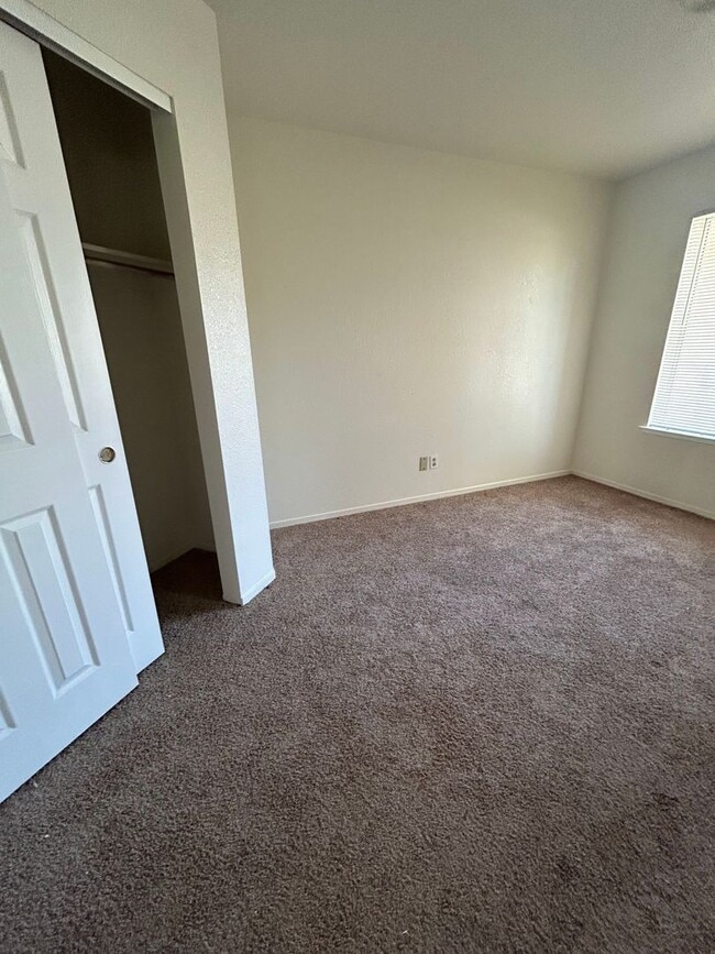Building Photo - Beautiful 3 bedroom Home