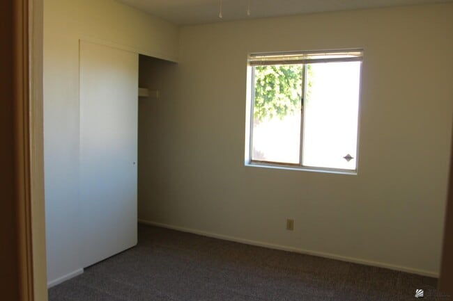 Building Photo - 1600 S 46th Dr