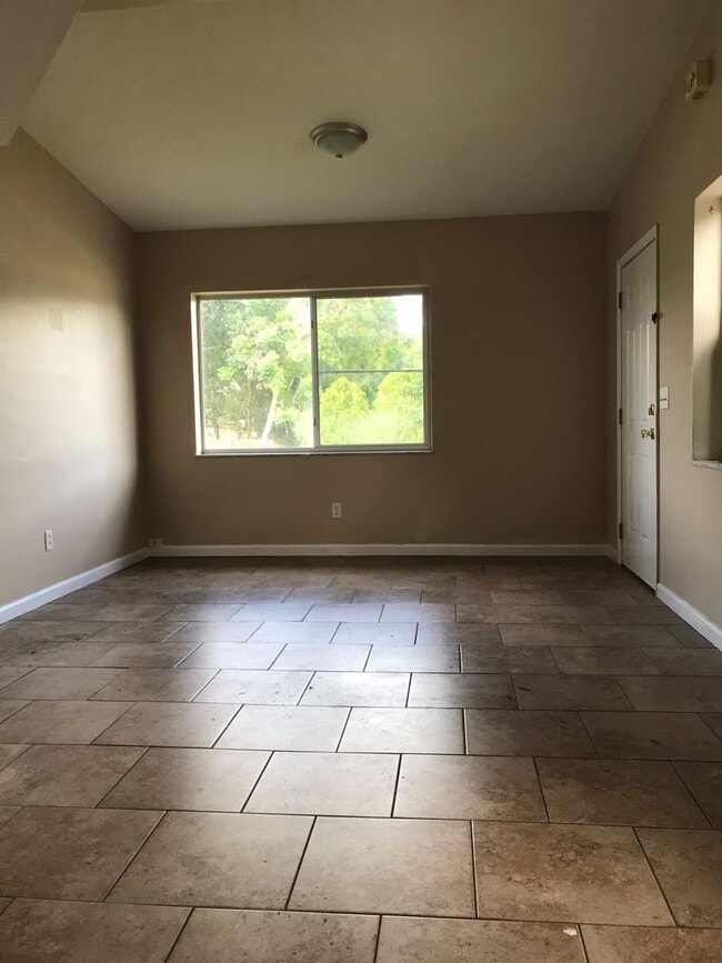 Building Photo - 3 Bed 1 Bath Home | Pet Friendly | Washer Dryer Hook Ups | Section 8 Welcome