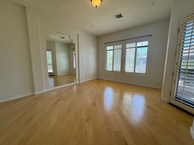 Building Photo - BEAUTIFUL 3 BEDROOM 3 BATHROOM HOME IN GAI...