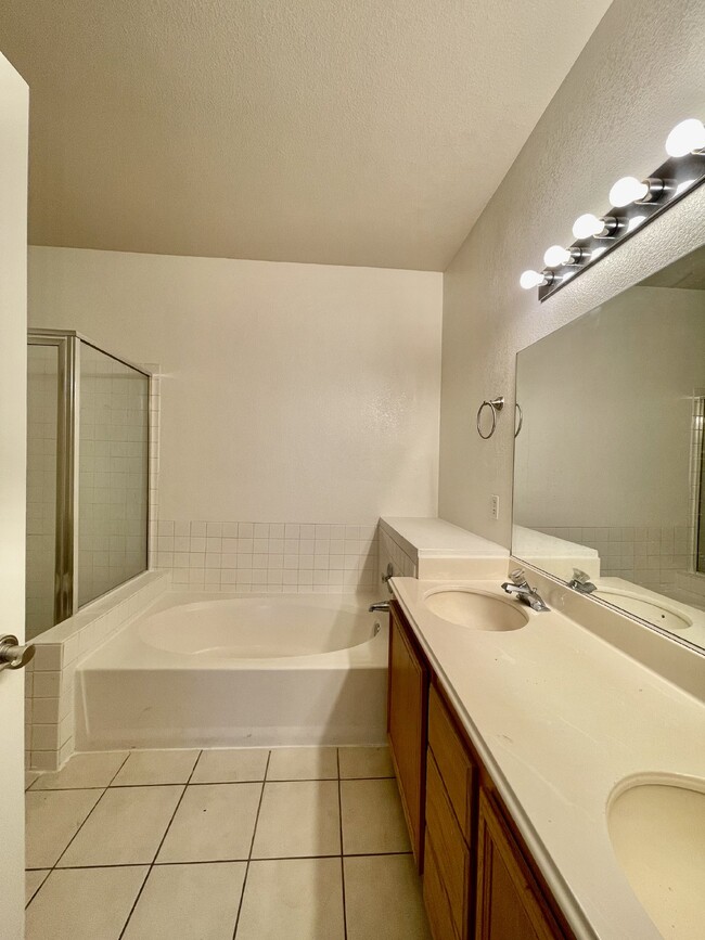 Building Photo - Desirable Downstairs 2 Bed, 2 Bath Condo f...