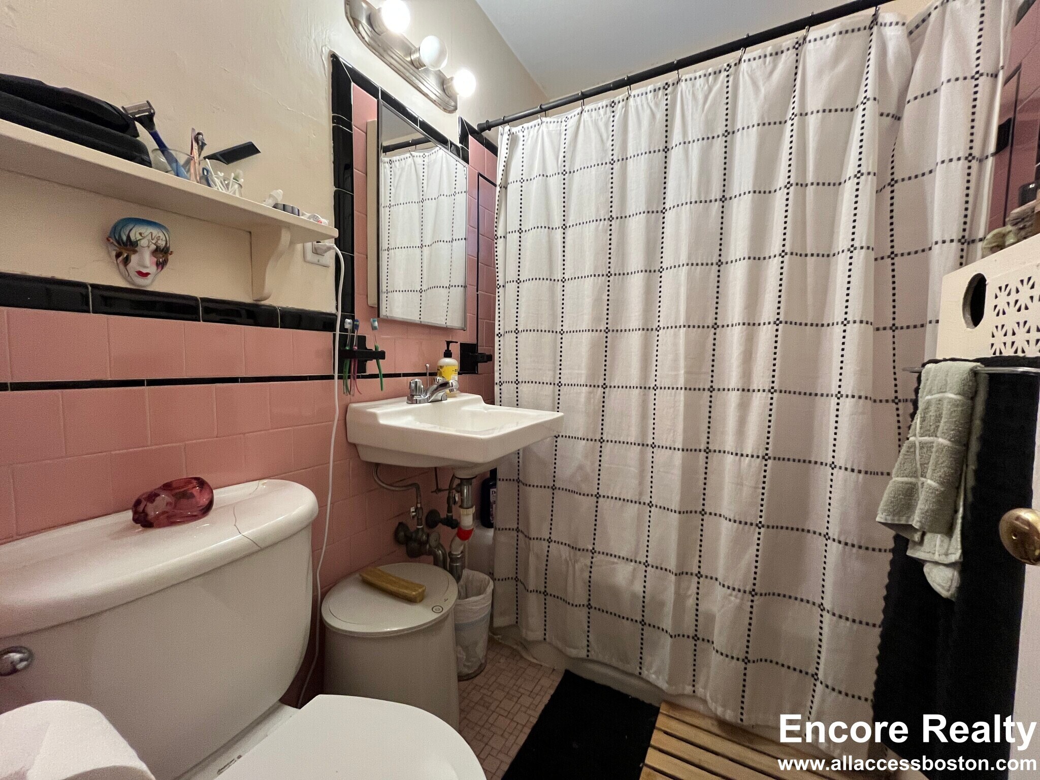 Building Photo - 1555 Beacon St