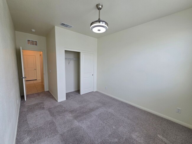 Building Photo - 3 Bedroom Single Story Home