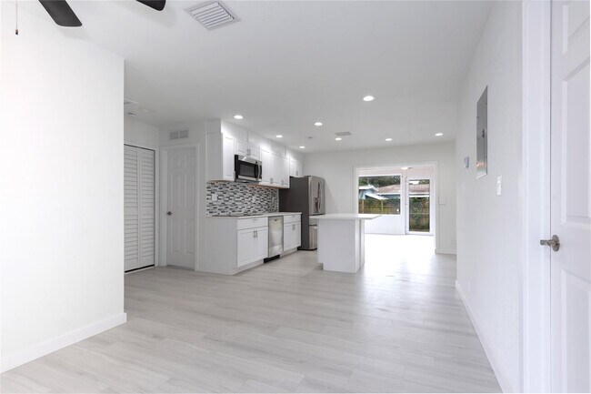 Building Photo - 713 SW 4th Ct