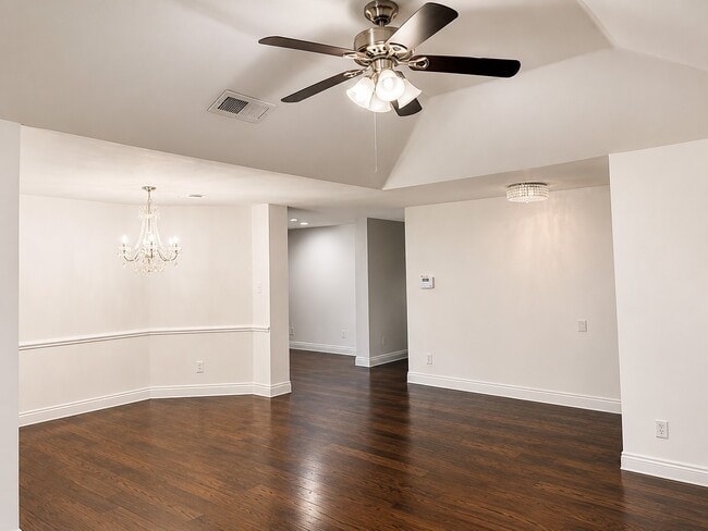 Building Photo - 2450 Parkwood Ln
