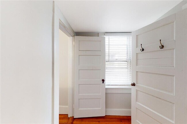 Building Photo - 37 William St