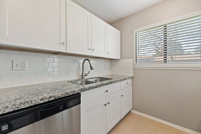 Building Photo - 17615 Autumn Hills Dr
