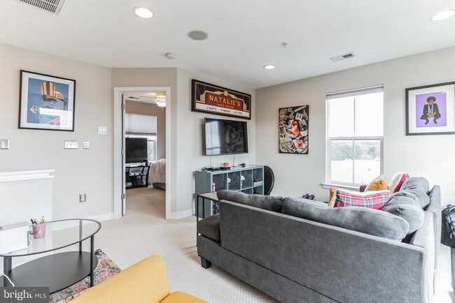 Building Photo - 4560 Longfellow St