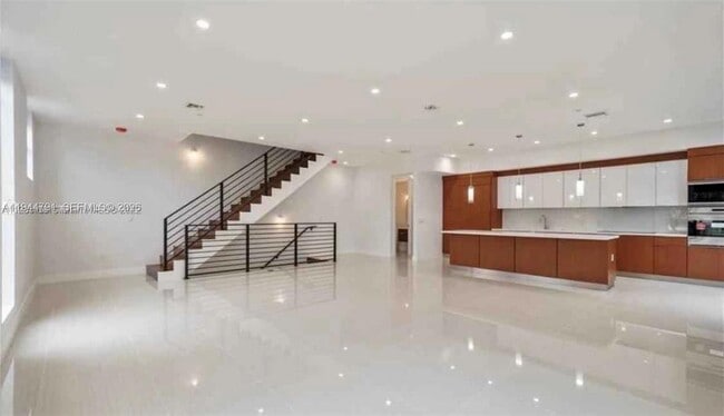 Building Photo - 909 NE 16th Terrace