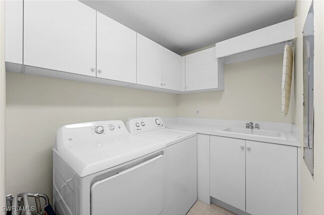 Building Photo - 2728 Tiburon Blvd E