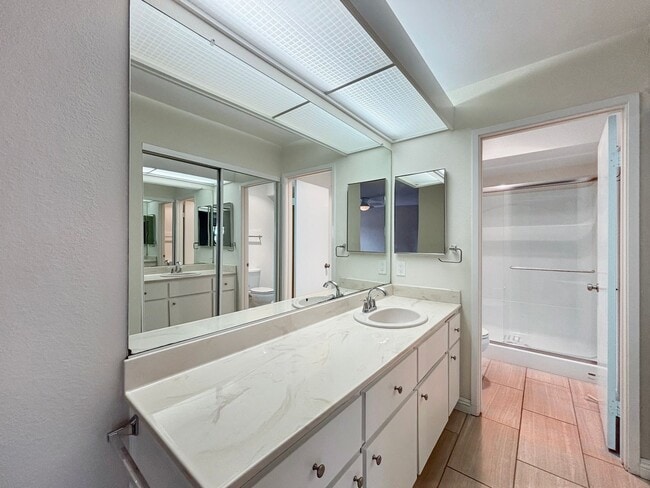 Building Photo - Beautiful 3B/2BA Home W/ 2 Car Garage, Was...