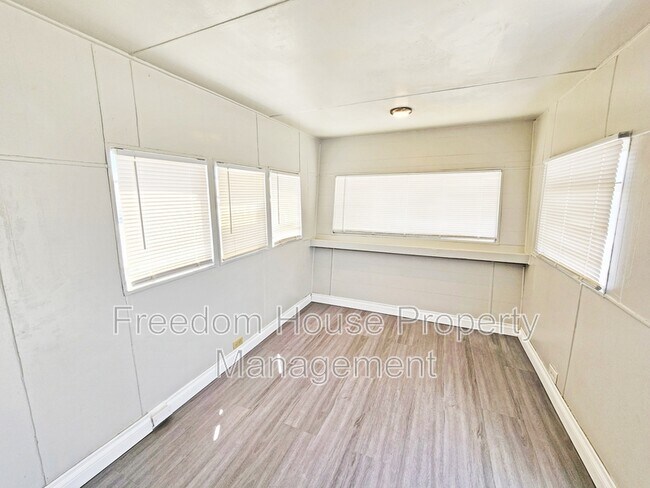 Building Photo - 2220 W Bell Vista Ave