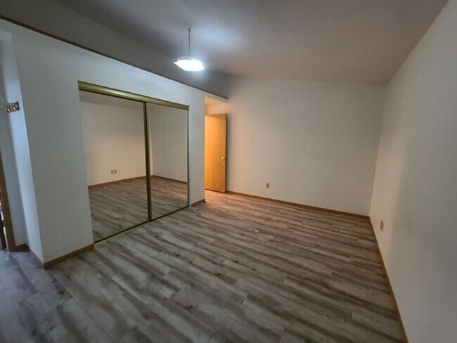 Building Photo - 3Bd/2Ba Single Story House - Available to ...