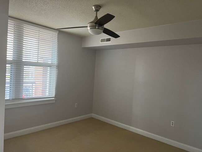 Building Photo - Bright and Modern 1 Bed 1 Bath Unit In Sou...