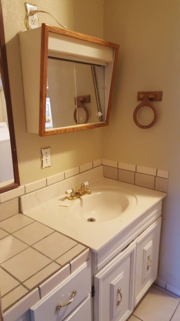 Building Photo - COZY & QUAINT 2 BD, 1 BA HOUSE WITH WALK O...