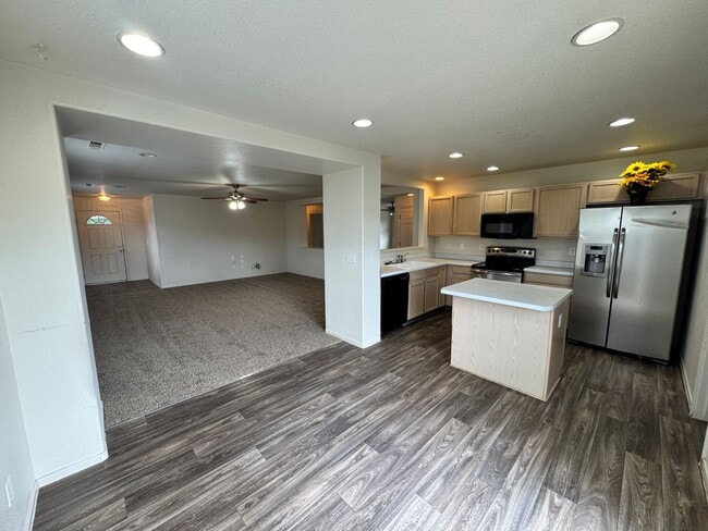 Building Photo - 9480 Canyon Meadows Dr