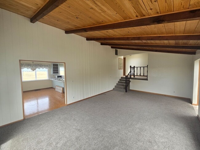 Building Photo - Spacious 3BD/2.5B Arcata home boasts farml...