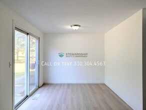 Building Photo - 376 Oak Mnr Ave NE