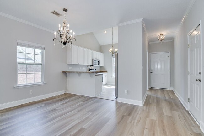 Building Photo - 3 Bedroom 2.5 Bath Townhouse