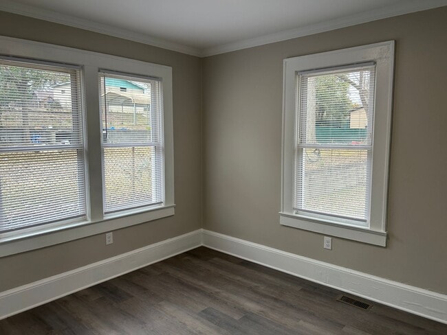 Building Photo - 2423 N Patterson Ave