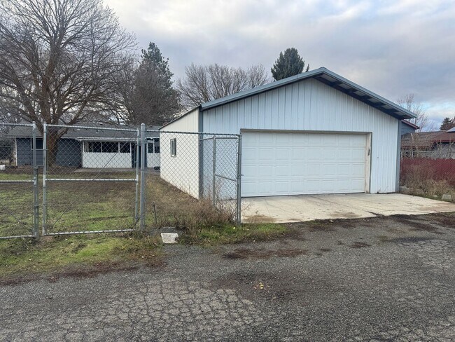 Building Photo - Spacious Single-Story Home on Corner Lot