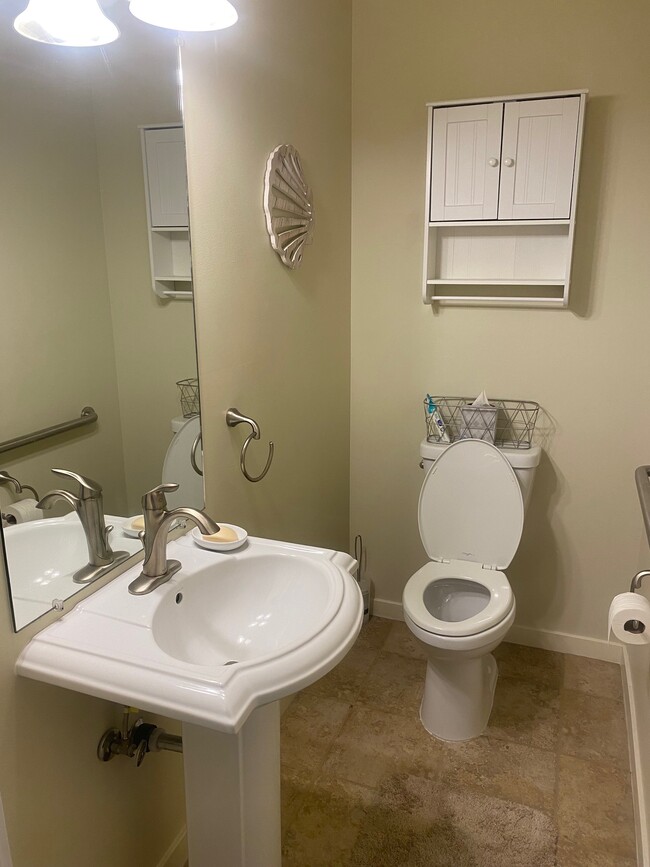 Building Photo - 25 Jefferson Way