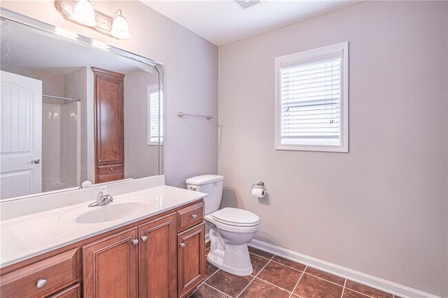 Building Photo - 5660 Crest Hill Dr NE