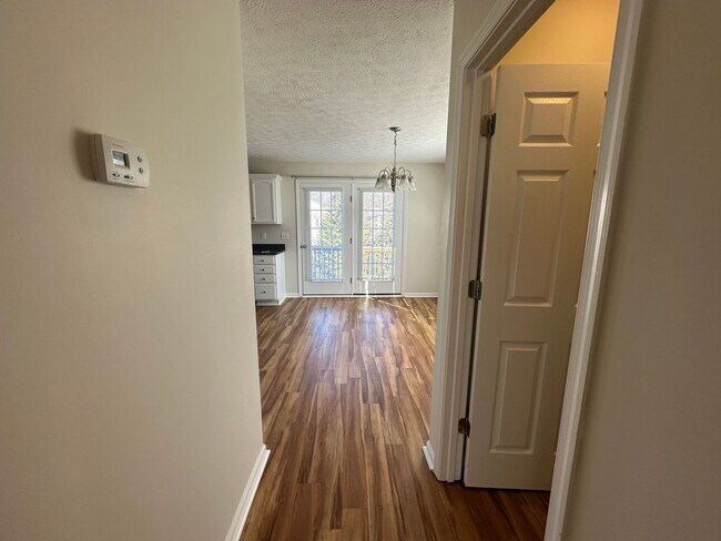 Building Photo - 3-bedroom, 3.5-bathroom nestled in Wyndhurst VA.