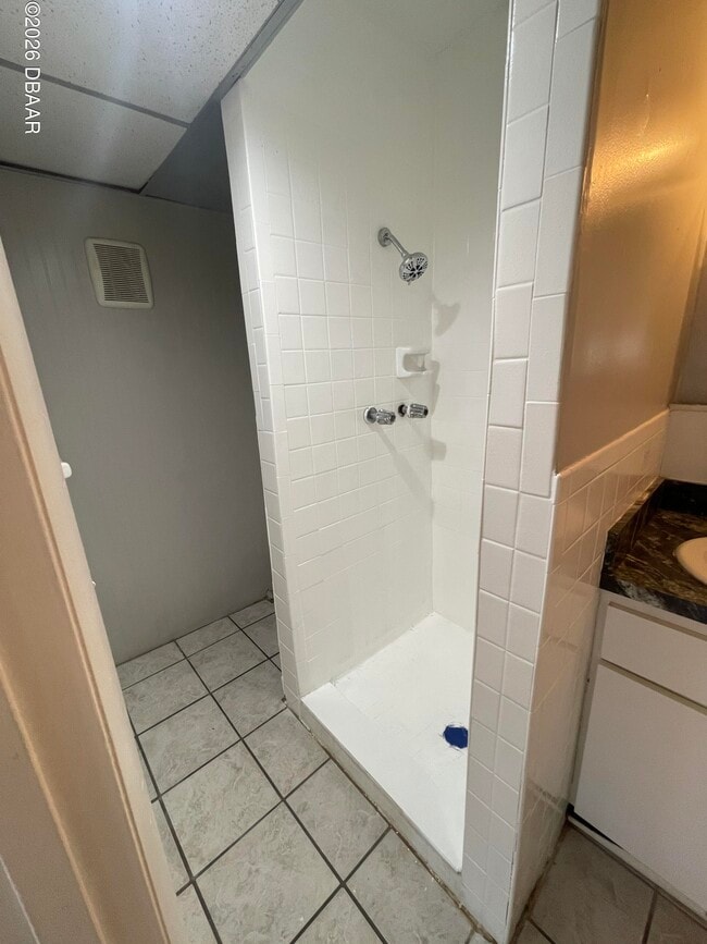 Building Photo - 411 N Oleander Ave