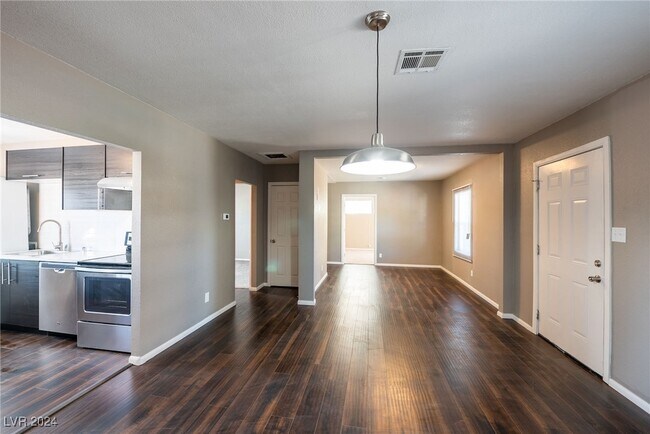 Building Photo - 227 S Texas Ave