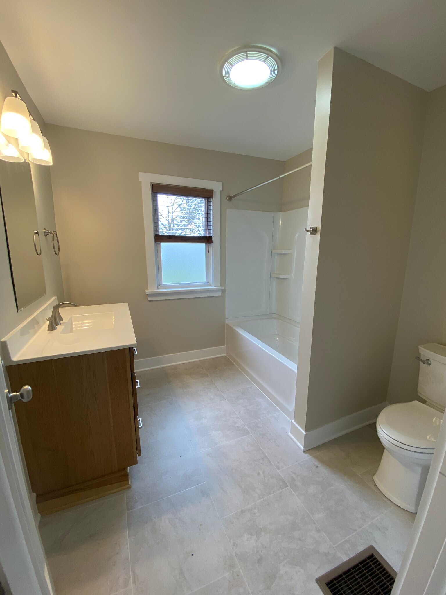 Building Photo - 642 Perrin Ave