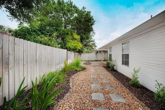 Building Photo - 1120 Ivey Terrace