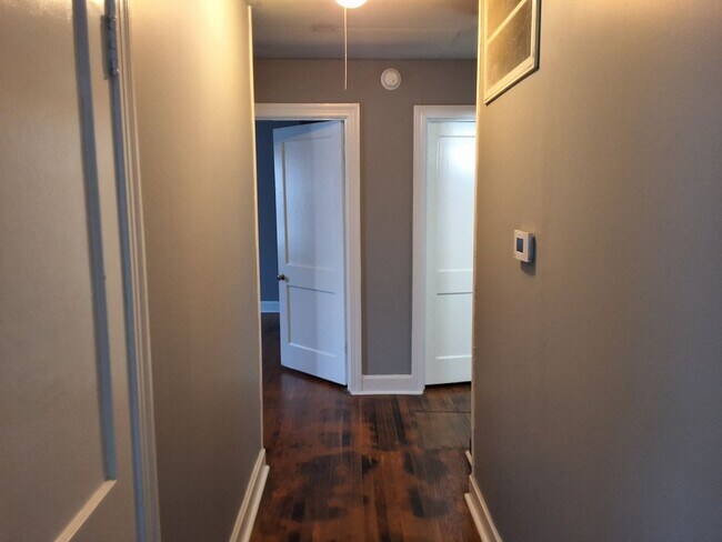 Building Photo - Comfy 3 Bed, 1 Bath
