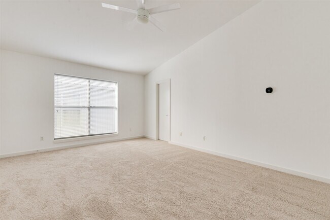 Building Photo - 1637 Tuam St