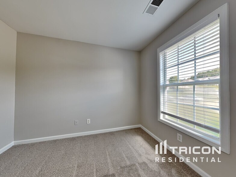 Building Photo - 6561 Squire Pl