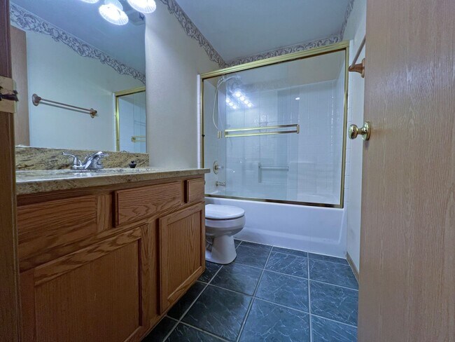 Building Photo - NE Tacoma - Large 3 bedroom 2.5 bathroom w...