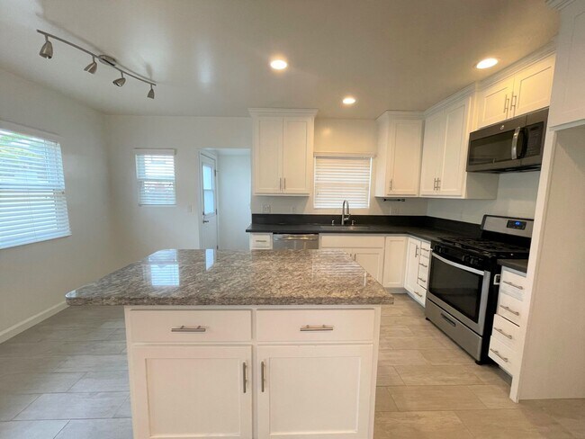Building Photo - Remodeled Midtown Apartment w/Air Conditio...